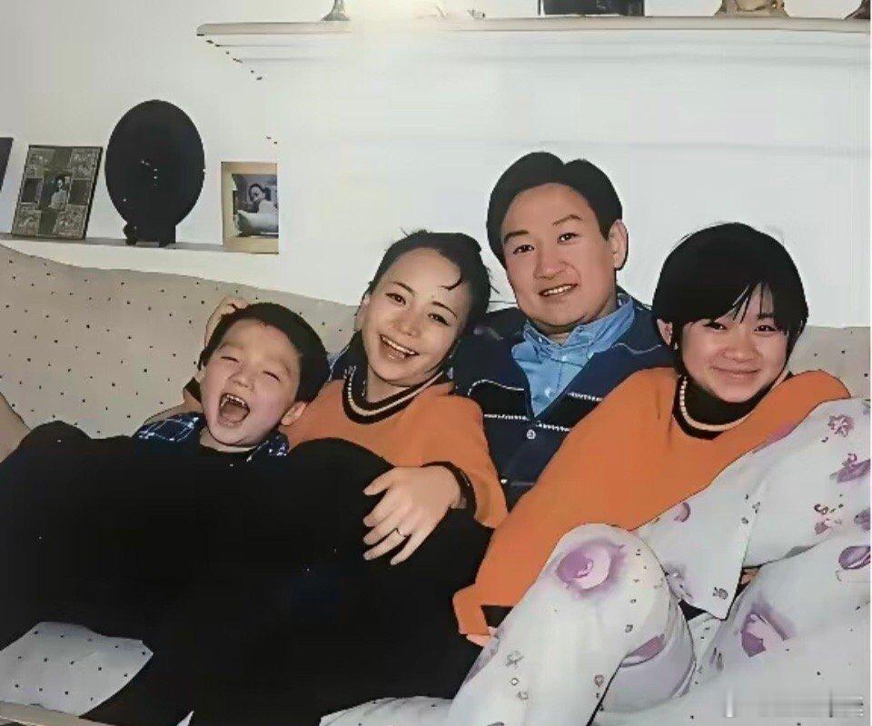 宋丹丹与赵婷早期的合影。男的是宋丹丹的新丈夫，也是赵婷的亲爹。女孩是赵婷。小男孩