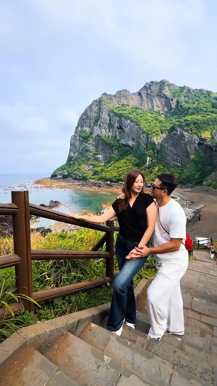 孟铎跟着老婆去旅游，两口子一路上亲密互动，温馨相处！这可真是好山好水好风景，美人