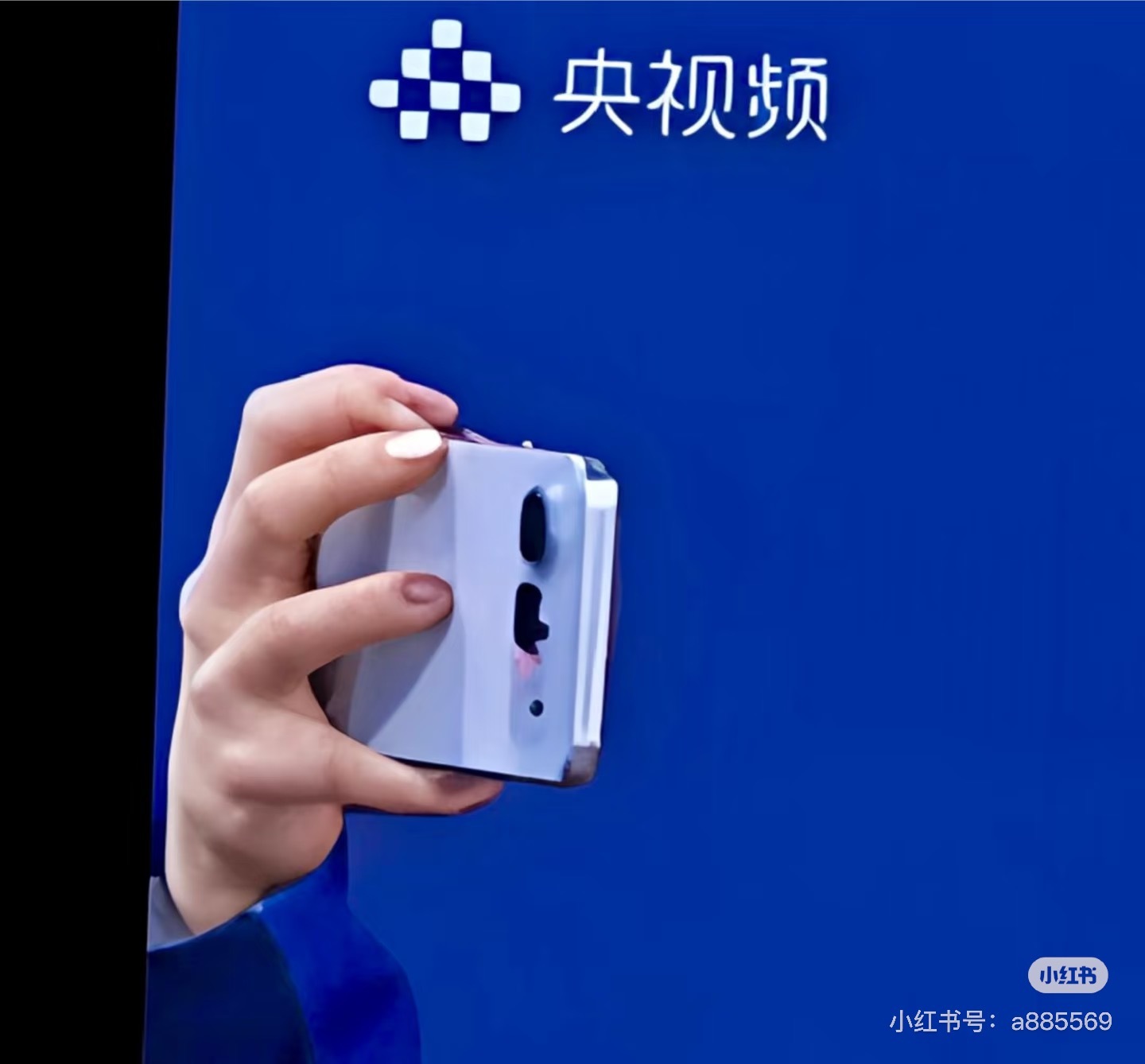 好像真的荣耀500长这样！拿得那个好像是运动员推广官那种 ​​​