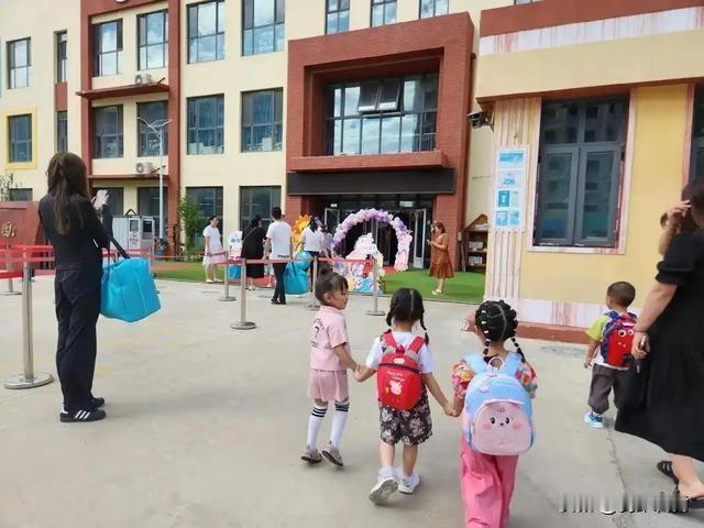 三孩政策刺激无果后，新政策让3代人拍手叫好。无论是结婚还是生孩子，最主要的硬指标