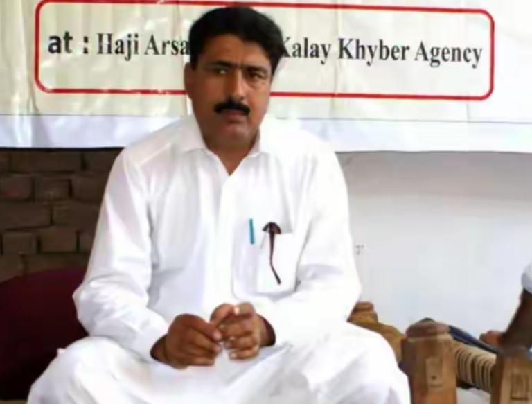 抓拉登的时候，有个巴基斯坦乡村医生阿夫里迪，被美国 CIA 发展成间谍，当时许诺