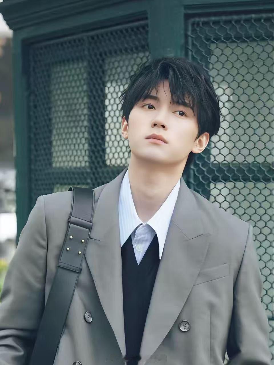 周翊然让网友推荐巴黎中餐 英伦风西装帅到犯规，妥妥现偶男主标配！求巴黎正宗火锅安