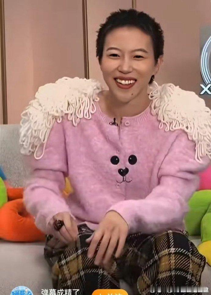 窦靖童顶着两坨泡面就出来了谁把泡面倒窦靖童肩上了歌手直播不被世俗审美框架约束，大