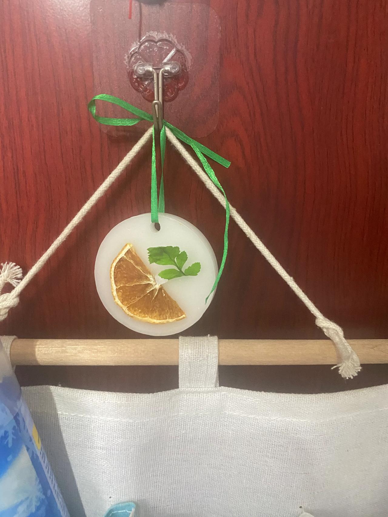 买的香薰蜡片到啦
很清新的香味，可以挂在洗手间，衣柜里！我在大门上挂了一个，回家