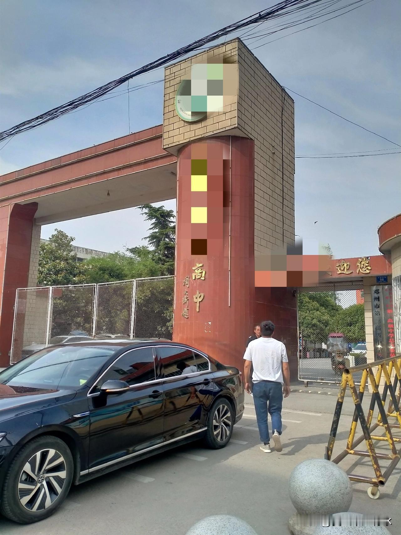 你认为教师的品格会影响到学生吗? 教师的品格会直接影响学生。
即便学富五车，人品