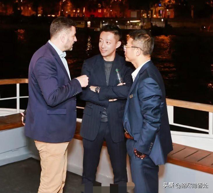 汪小菲在法国进修的课程顺利结业，证书也拿到手了。照片里他穿着西装，手捧证书，笑得