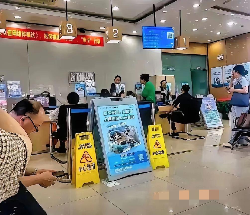 今天去营业厅可开了眼！一大姐举着用了15年的号冲柜员吼：“新用户39元就160G