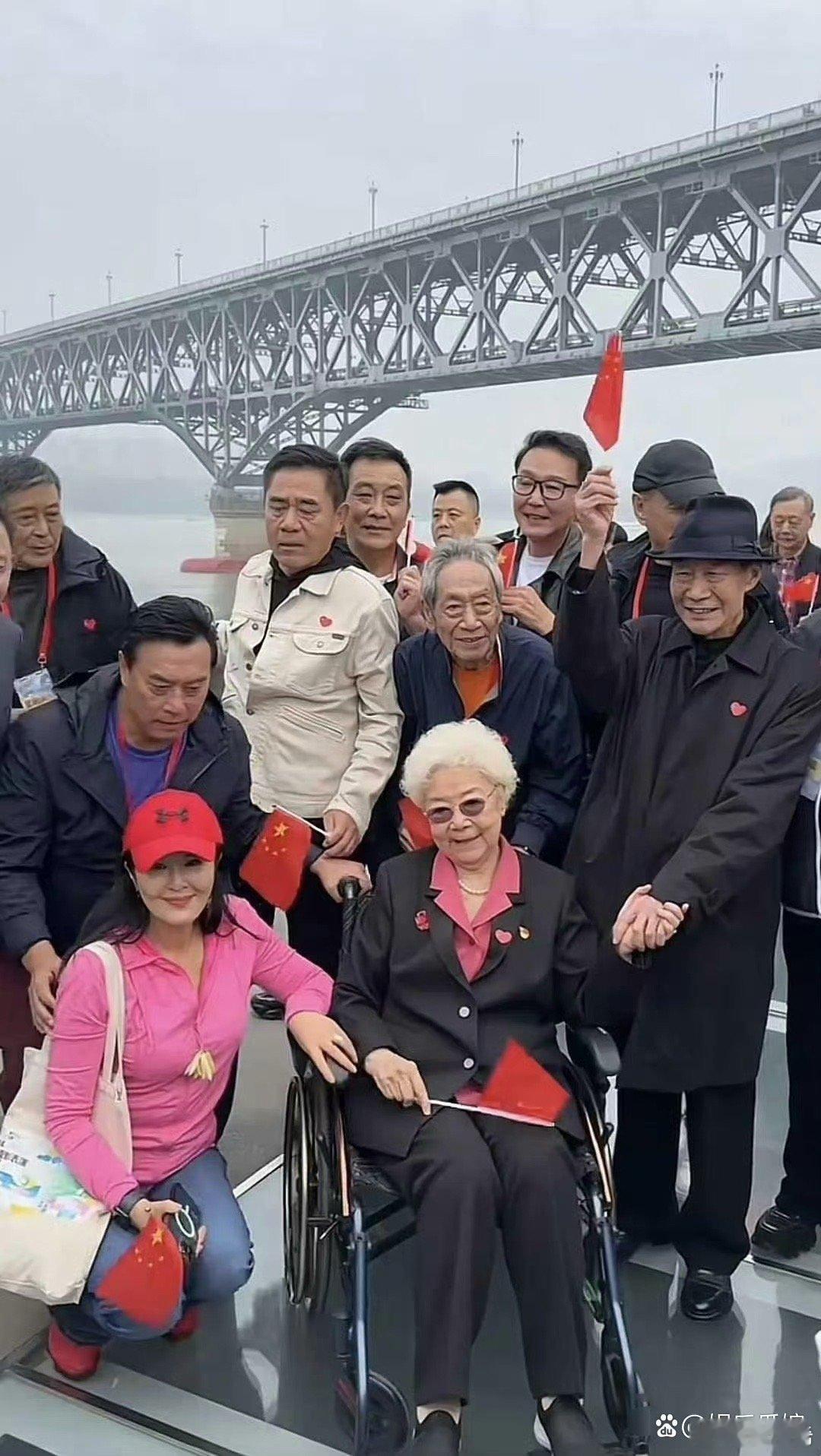 乍一看，以为是一个普通的老年旅游团。再仔细看，发现没一个是普通人。 ​​​