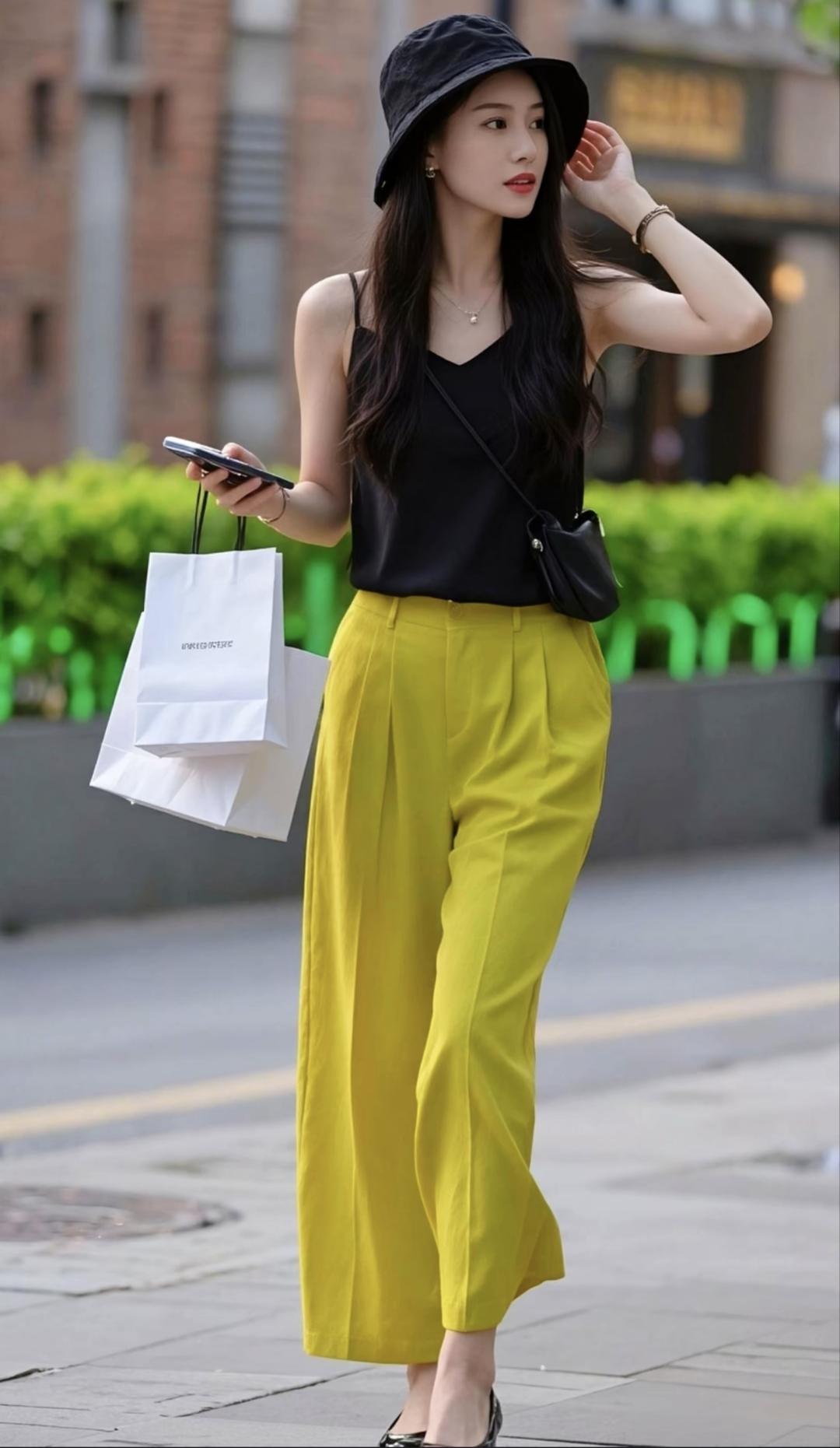 腰短的姐妹，真的可以试试这种「高腰线阔腿裤」穿搭！
短款吊带+高腰垂感阔腿裤，直
