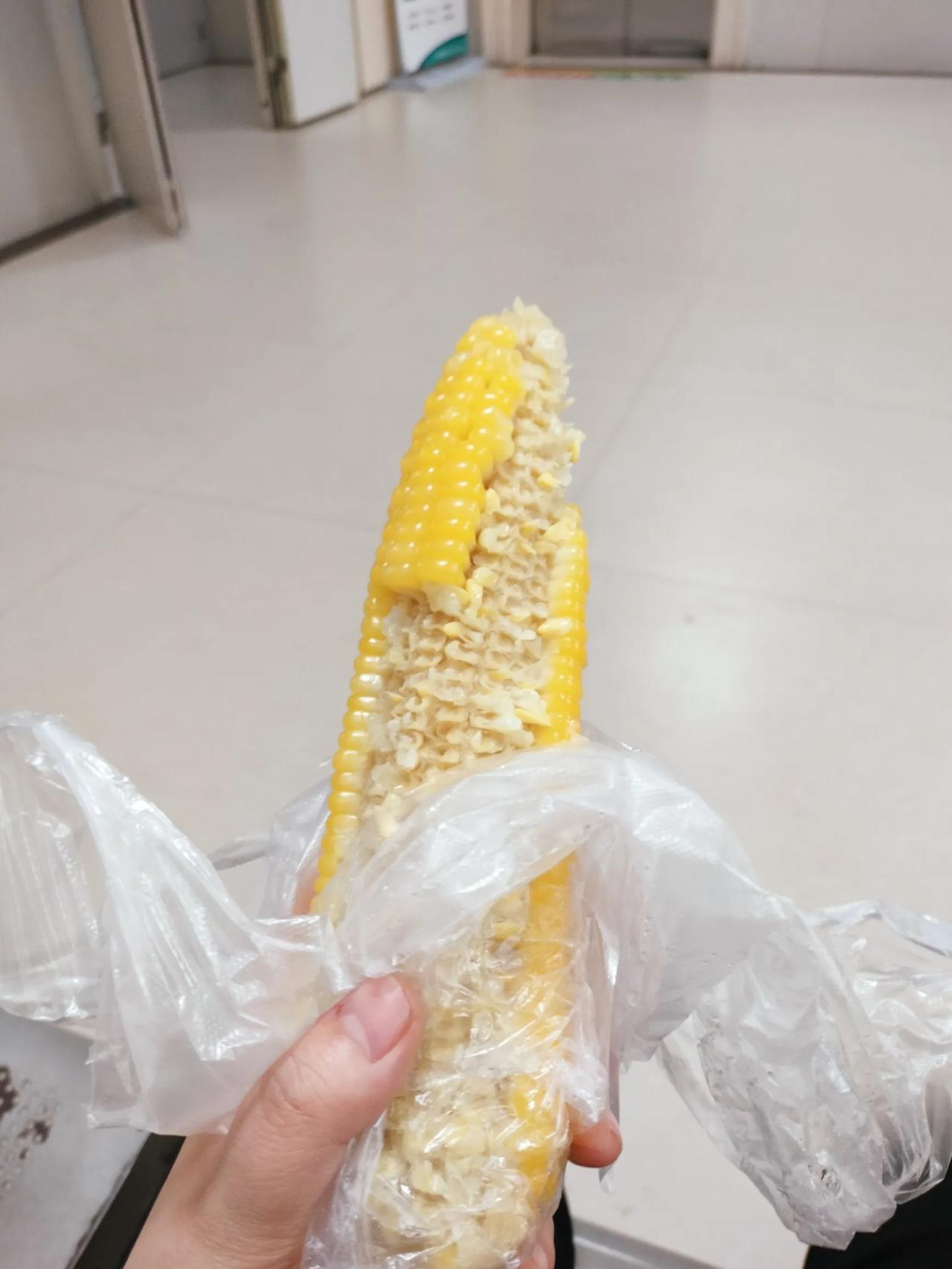 小时候吃的那个玉米嫩嫩的甜甜的，现在买的玉米黏糊糊的说不上来的感觉，以前最喜欢那