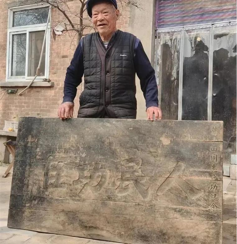 【山东老兵葛士田，家中米缸板上4字惊中央，曝光其隐藏72年的身份】
山东莘县有个