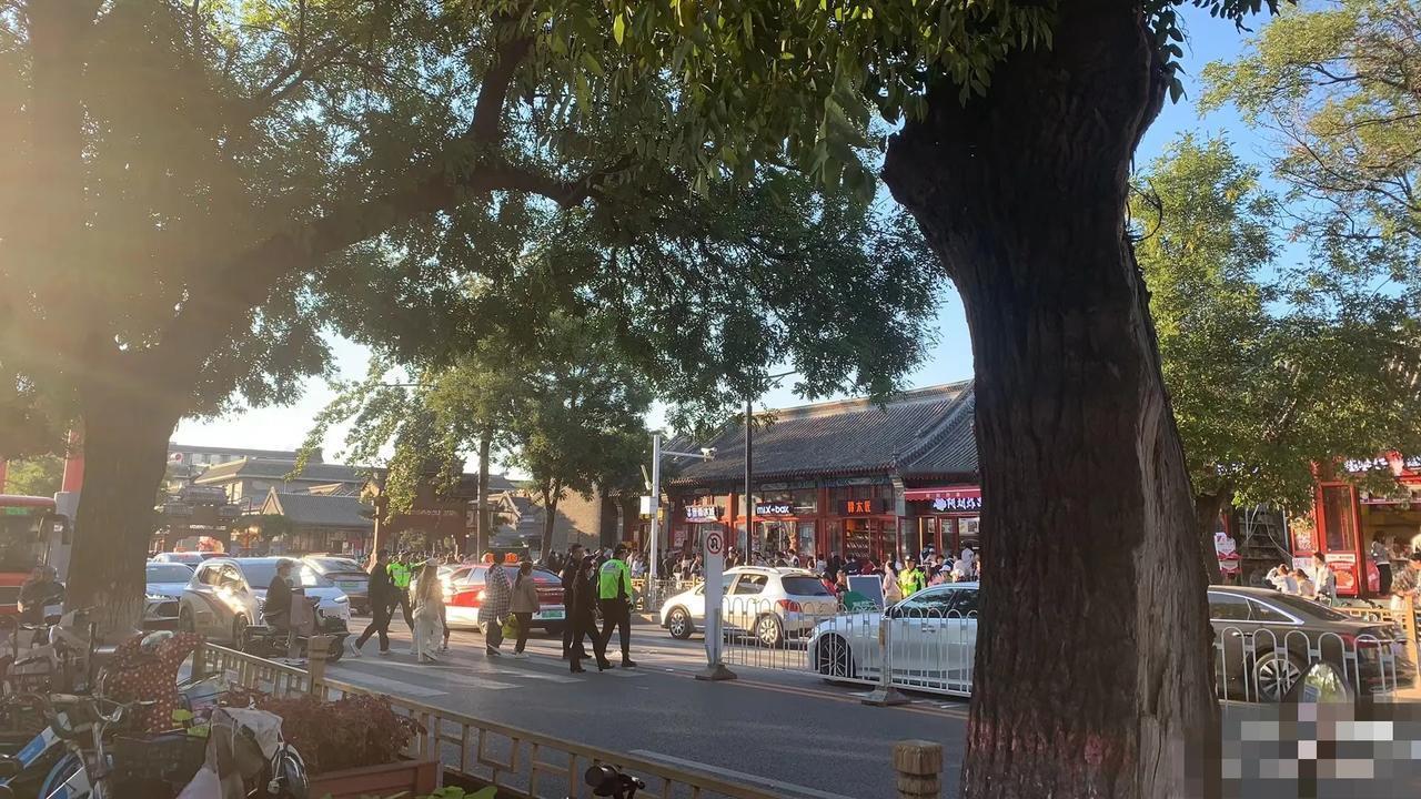十一保定又火出圈，总督署游客排队数百米，驴肉火烧店全都排起长队！
 或许保定人自