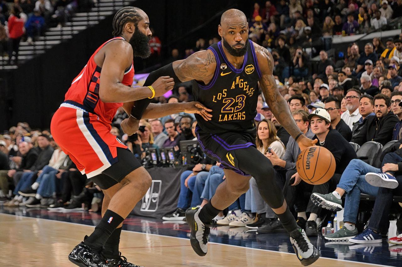 哈登：老詹，湖人把骑士打懵圈了，休赛期你还考虑来骑士吗？？？
詹姆斯：反正湖人战