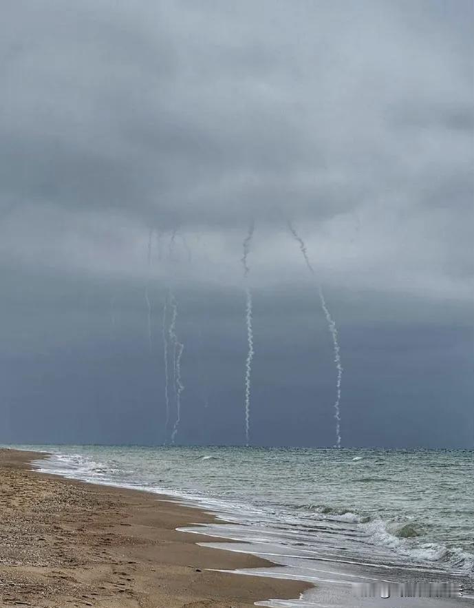 乌开始使用新型无人机击落俄滑翔炸弹
这张照片显示了乌克兰空军在空中摧毁一枚
UM