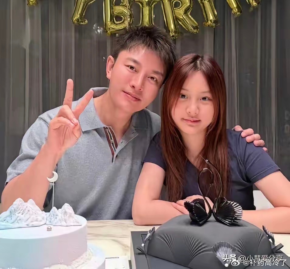 贾乃亮的女儿这么漂亮啊，女儿小脸圆圆，简直就是贾乃亮的翻版，长大了肯定也是一名小
