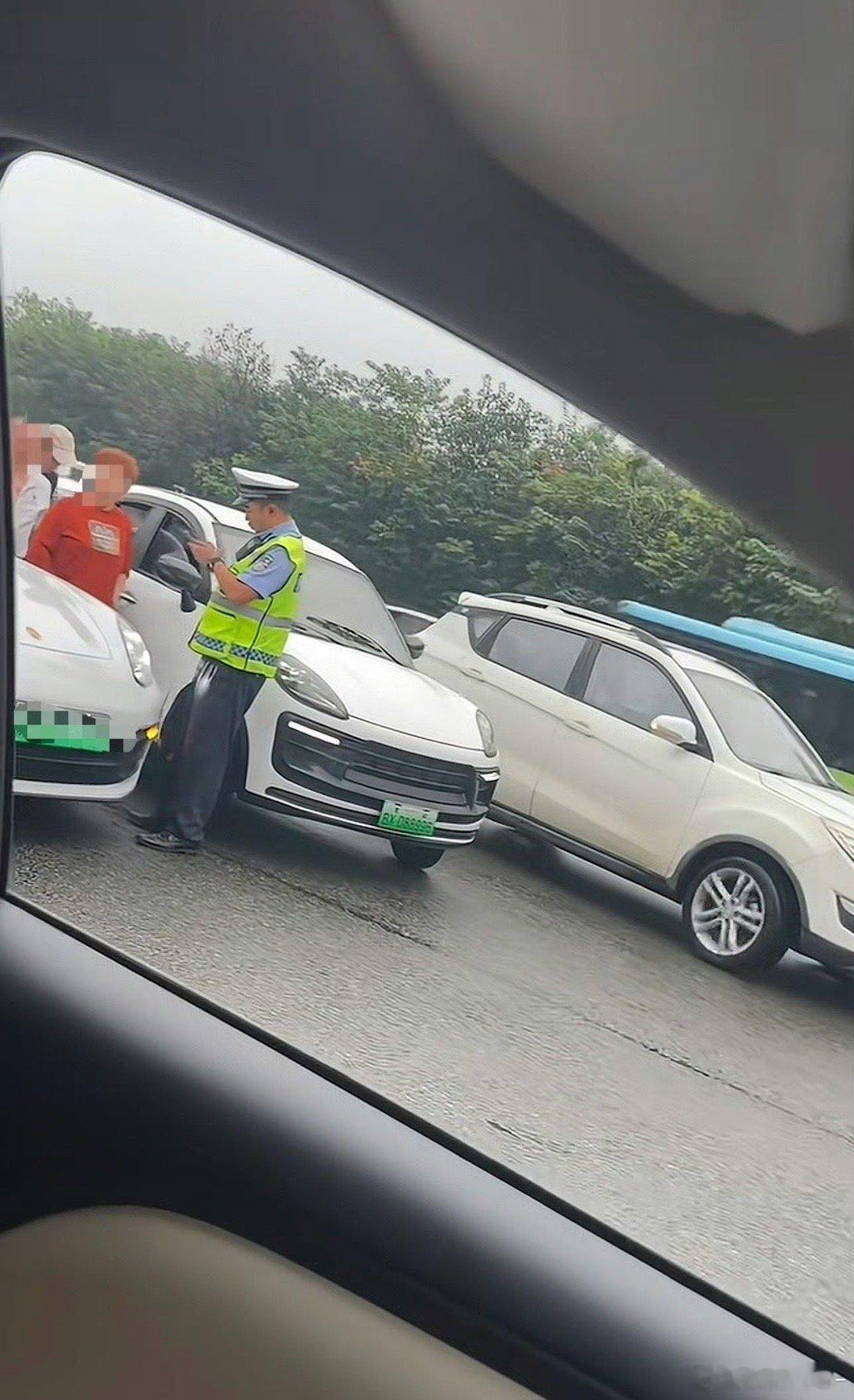 汽车  老头乐车主心想：这不撞上我的车友了嘛！怎么比我长这么多，这对吗？老头乐保