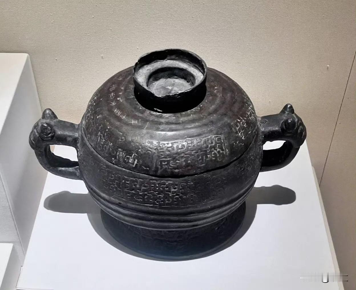 出土百年的秦公簋，是秦始皇家祭祖重器。沅汰博物馆 

国博外观很低调的青铜器秦公