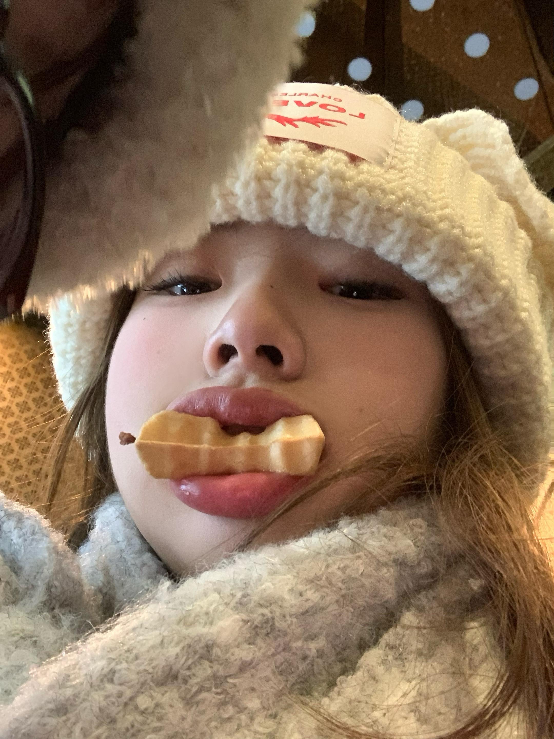 他好奇怪 又有一点可爱