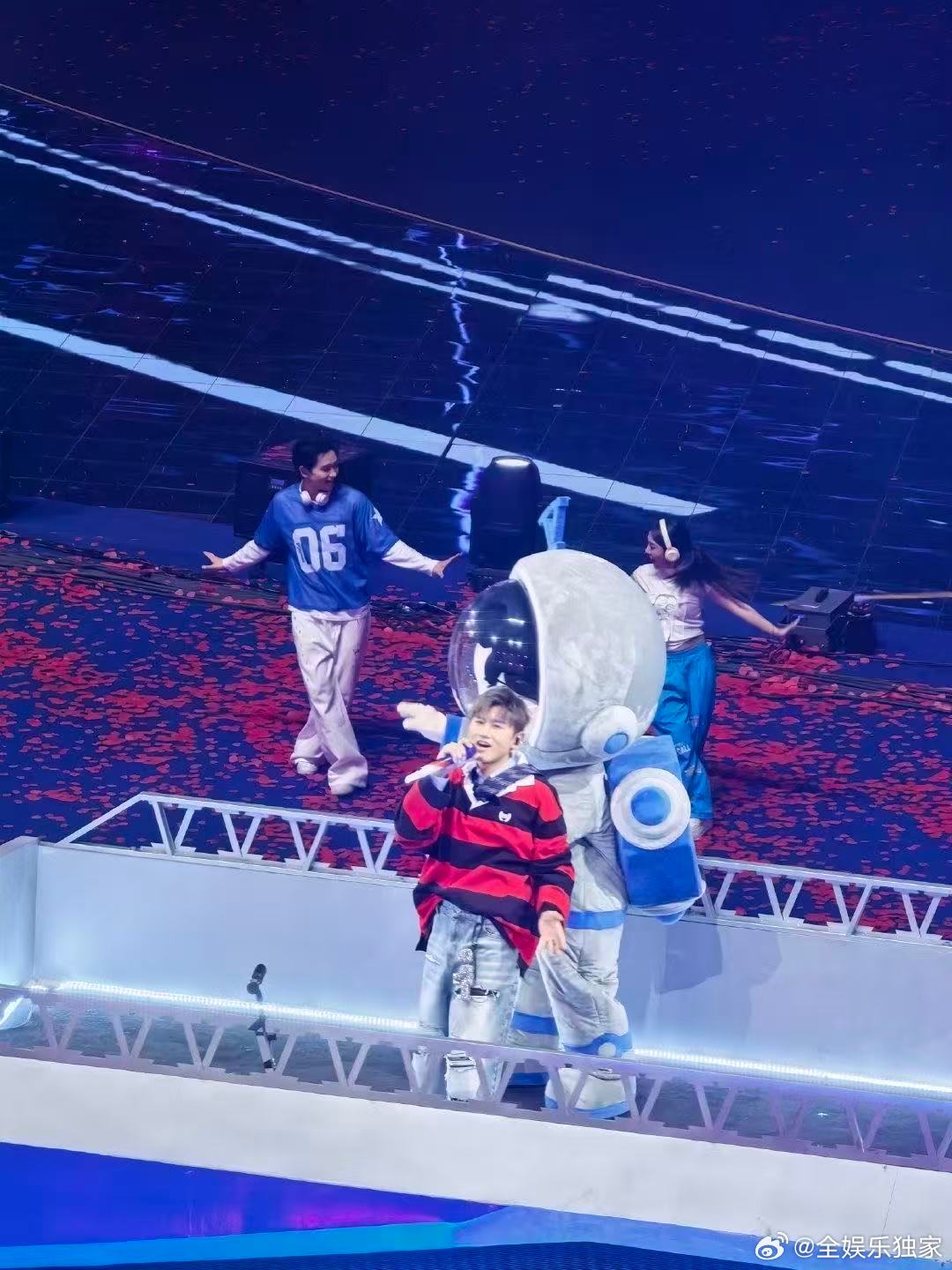 一个字概括张杰鸟巢演唱会不用我多做描述，去看现场就懂，张杰鸟巢演唱会一个字足以，