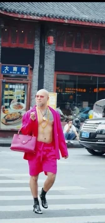 这大叔太绝了，一身桃红西装，真空上阵，大街上回头率爆表，男女老少都看傻眼。这是时