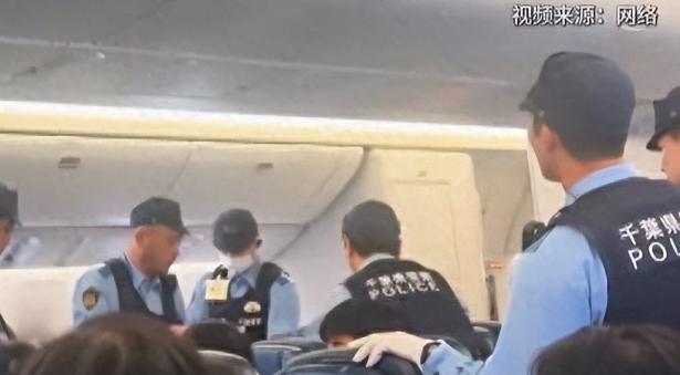 上海飞旧金山女子砸餐具、朝空乘吐口水！6 月 24 日航班，从上海浦东起飞前往旧