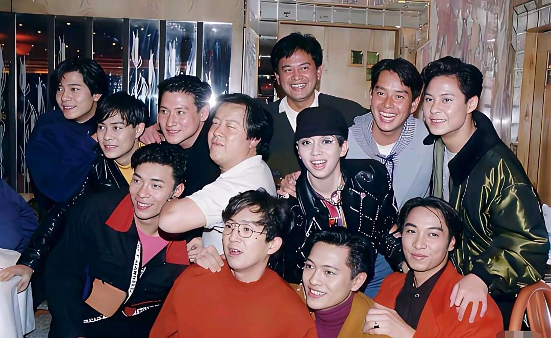简直群星荟萃，香港娱乐圈半壁江山。这张合影里都是30年前香港娱乐圈的巨星人物，你
