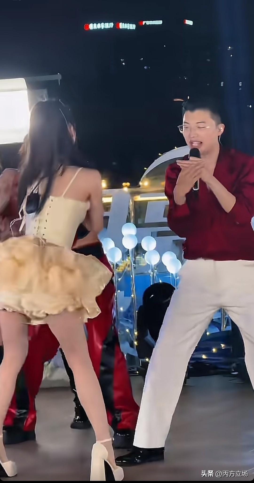 大网红郭有才演唱《爱情鸟》，台上又唱又跳，俩女舞伴一配合，气氛直接炸裂，台下尖叫