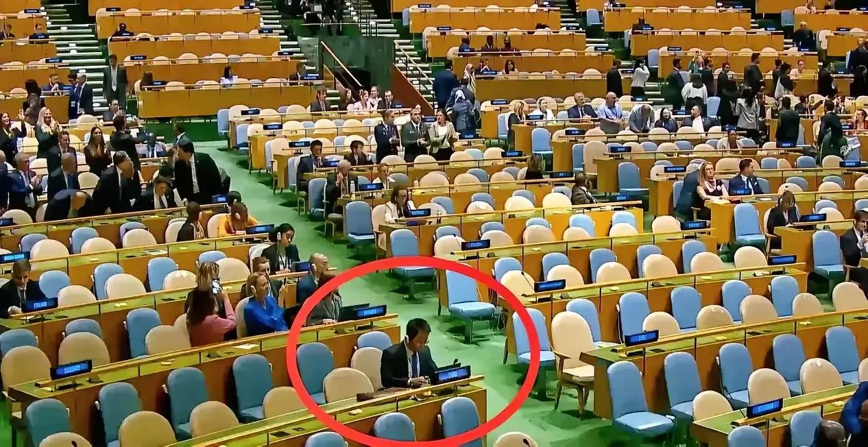 记得内塔尼亚胡曾经参加过一次解救人质的行动，当时，他所在的突击队进入人质所在的大