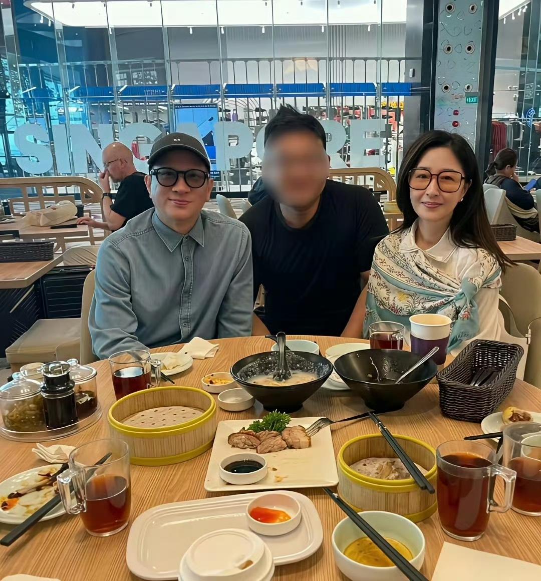 62岁张家辉和老婆关咏荷在新加坡餐馆喝早茶被偶遇，关咏荷脸上几乎没化妆，状态看起