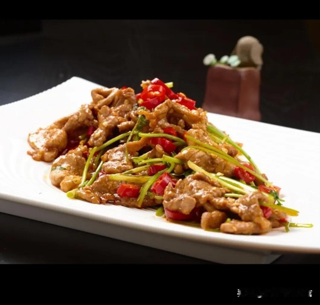 羊肉营养丰富，对身体有诸多益处，
 1.补充优质蛋白质：羊肉含有人体必需的多种氨