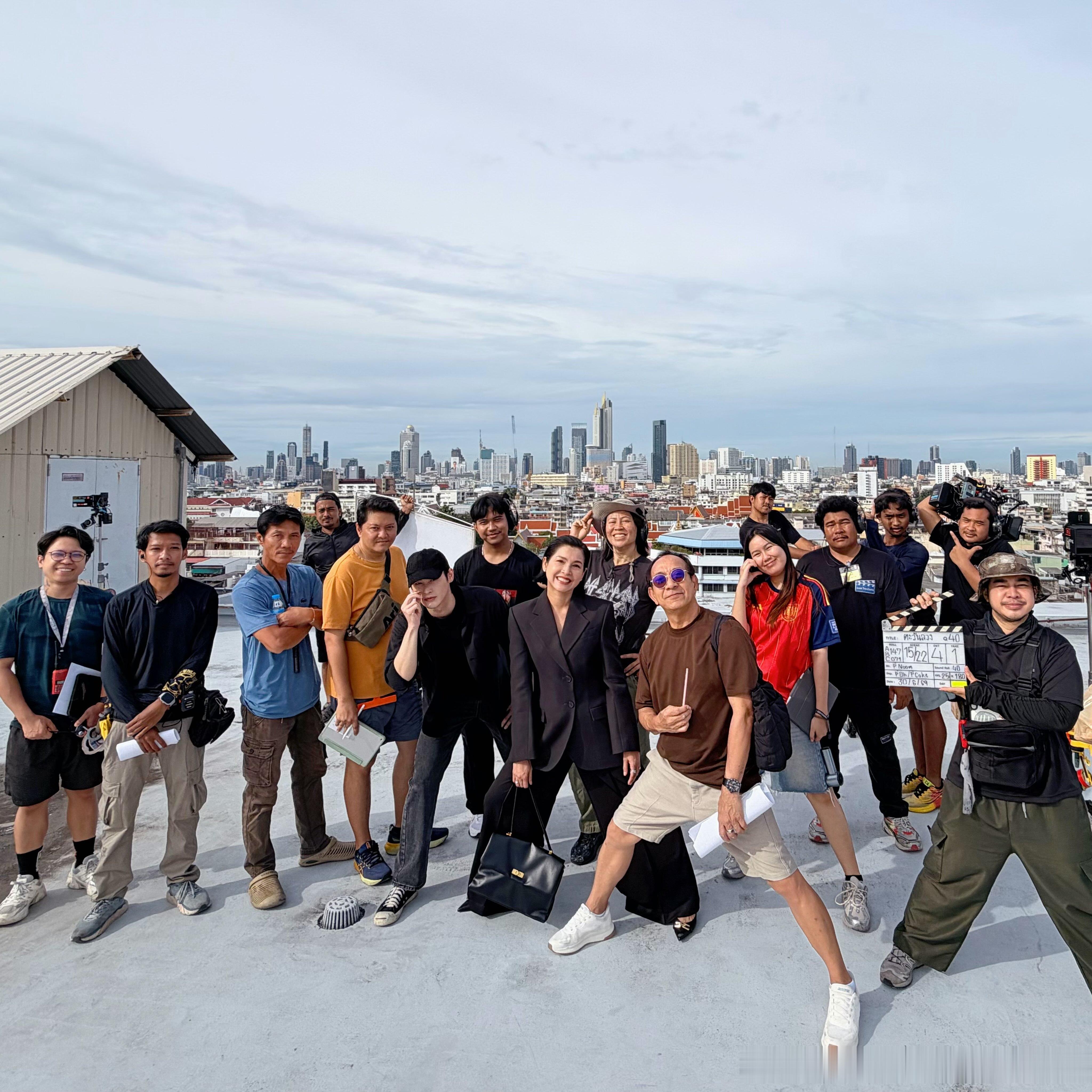 导演发了《谎言之下》Q40、41拍摄花絮！杀青倒计时！果然是在足球场拍戏（今天在