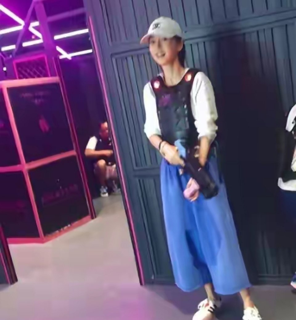 杨颖anglebaby素颜陪儿子小海绵玩CS！两个人都非常开心，baby真的是个