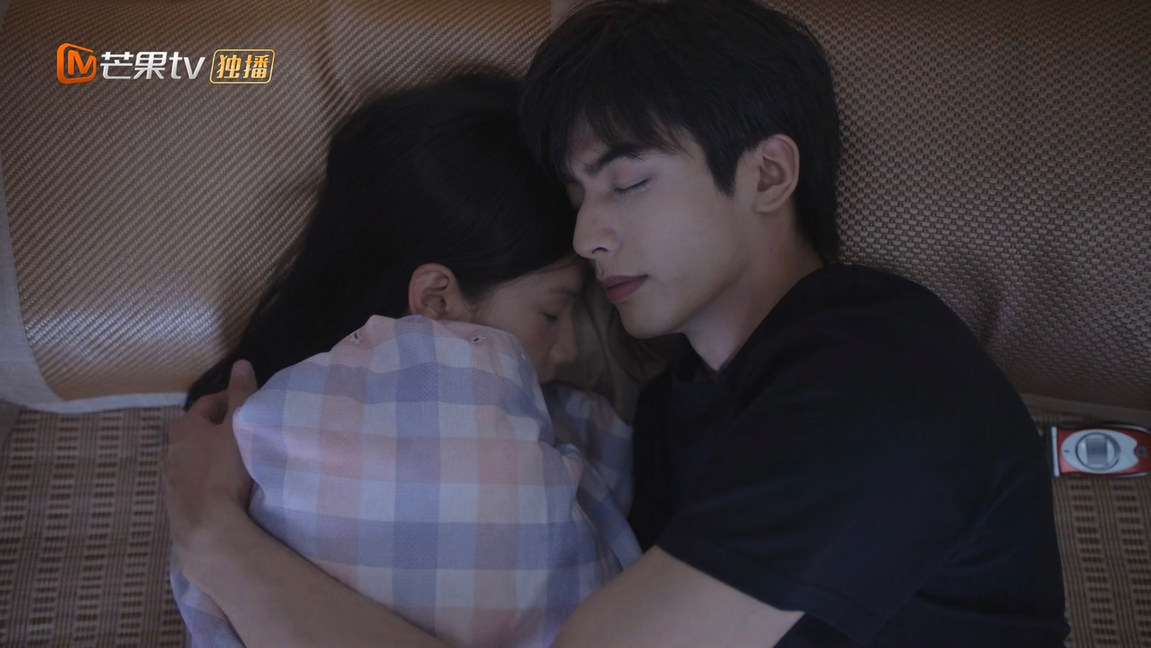 看图选择正在拍背哄睡的男人到底是女人的什么人？A.妈妈 B.哥哥 C.老公 