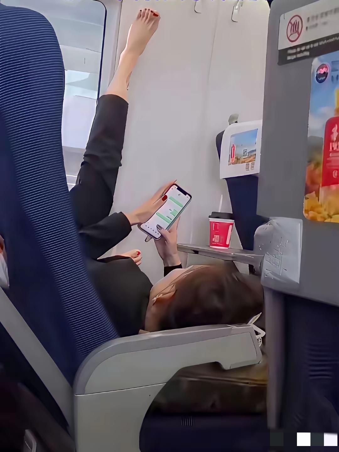 高铁上看到的，简直了！逆天了！
事实证明长相跟素质一点也不搭边……