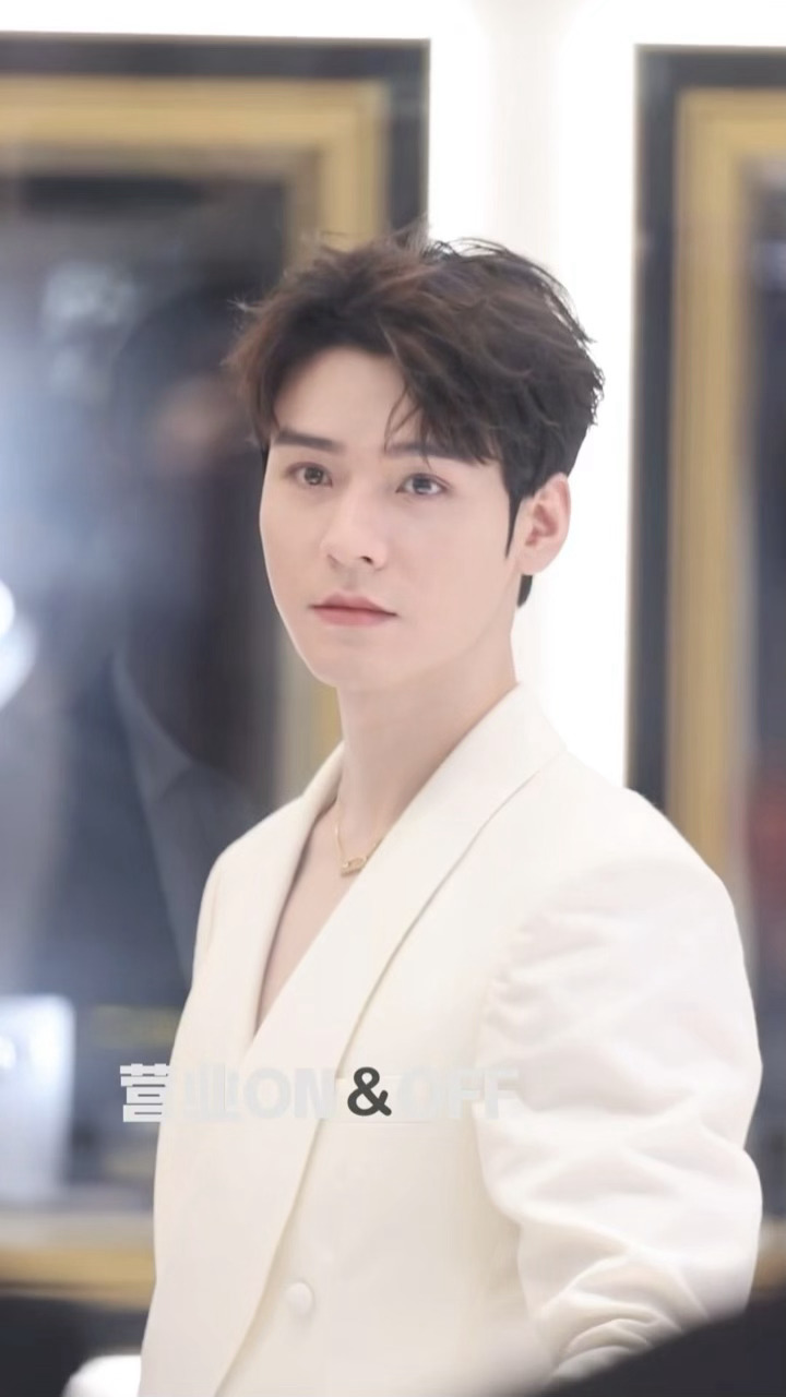 我去，真空深V龚俊就是这么大方🥹🤲🏻©️logo ​​​