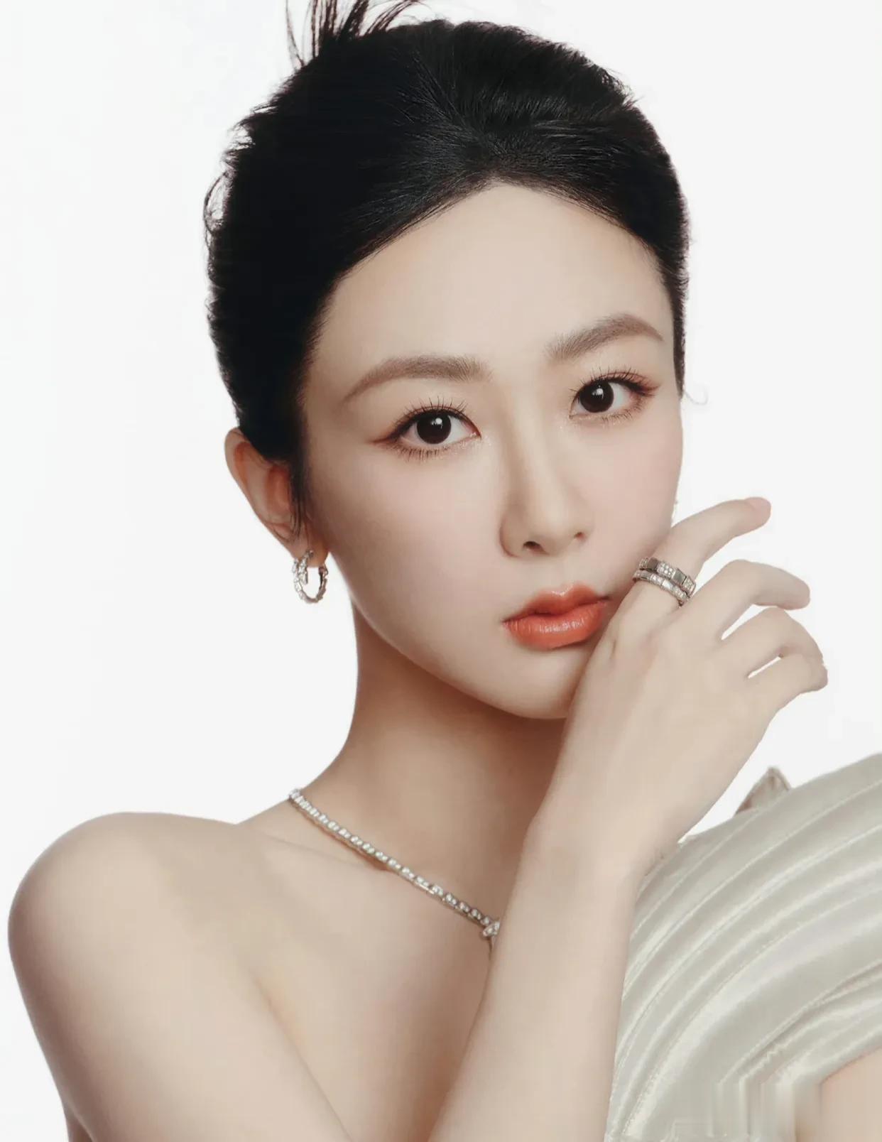 杨紫，惹上大事了？

9月16日，就在袁冰妍被罚款超297万，事情闹上热搜第一后