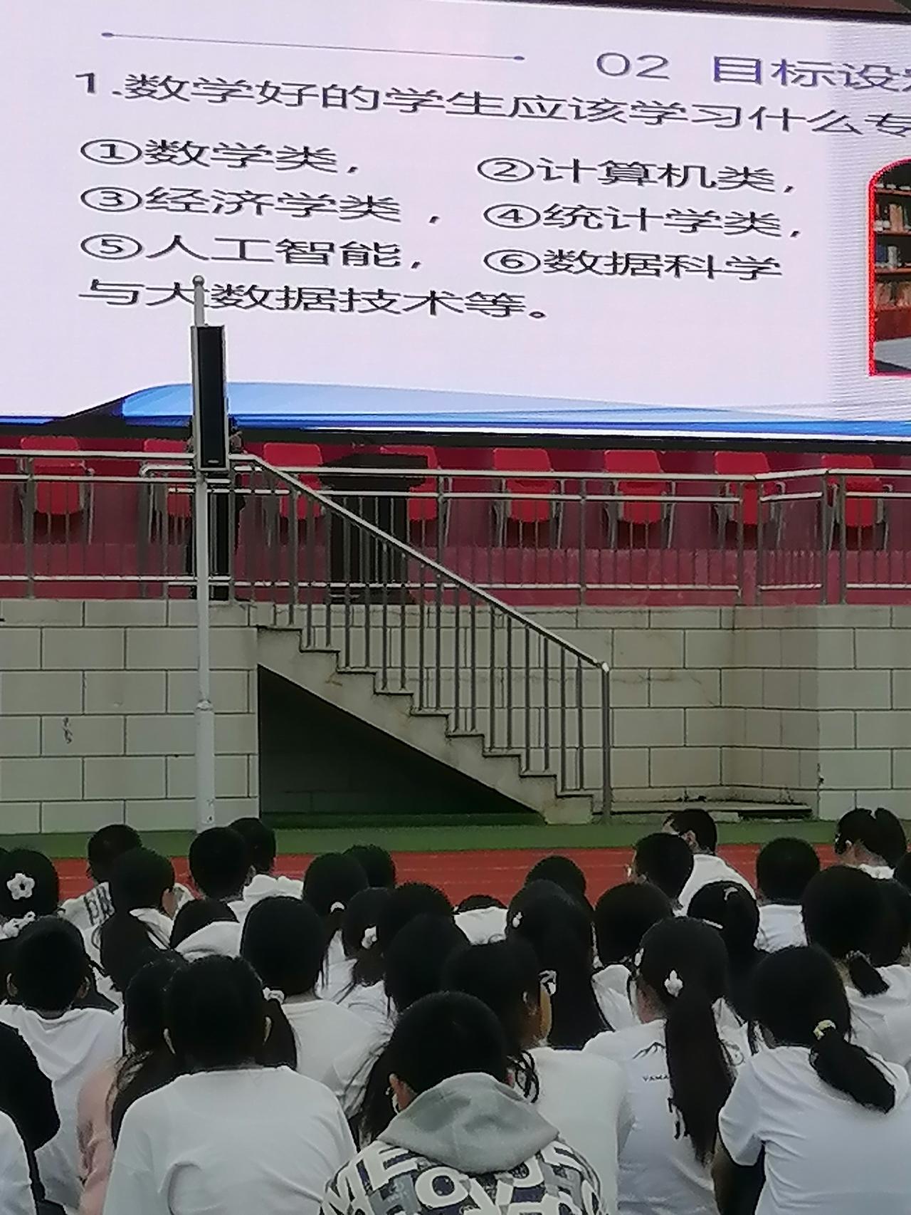 孩子分班是在鸡头好还是在凤尾好？
现实告诉你，
宁可在重点班做凤尾，
也不要在平