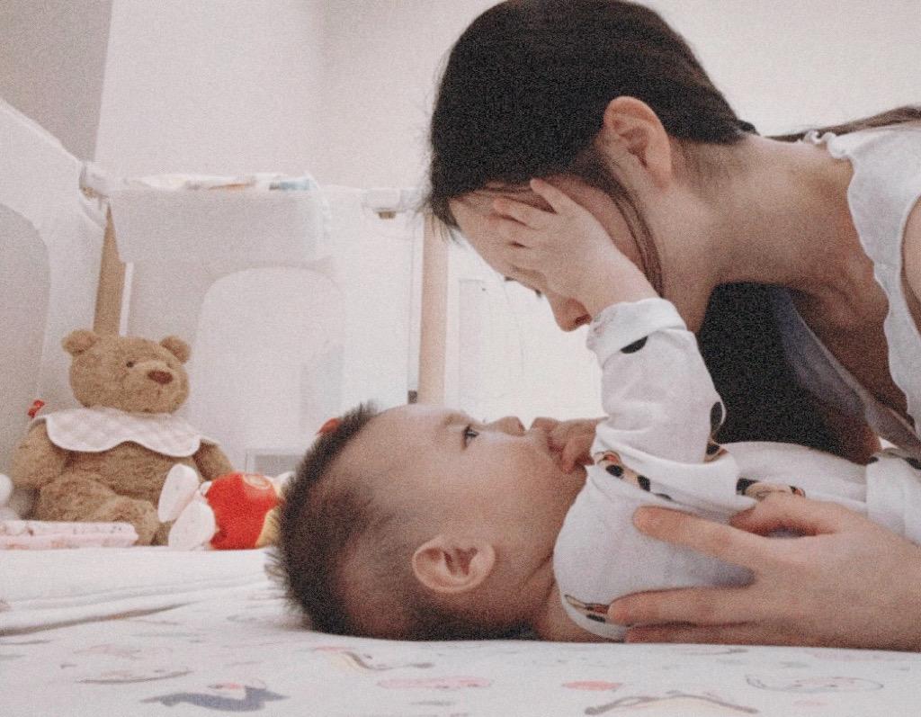 辛苦啊 怎么会不辛苦呢 难啊 怎么会不难呢 带孩子这条颠簸的路谁会走的...