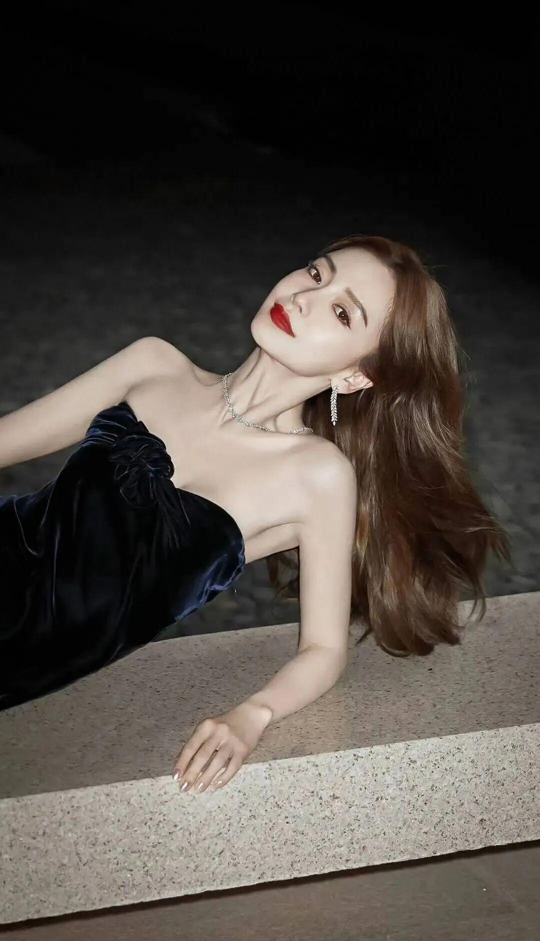杨颖也是美翻了
 杨颖这身深蓝丝绒抹胸裙太显贵气了。胸前那个蝴蝶结刚好，配上钻石