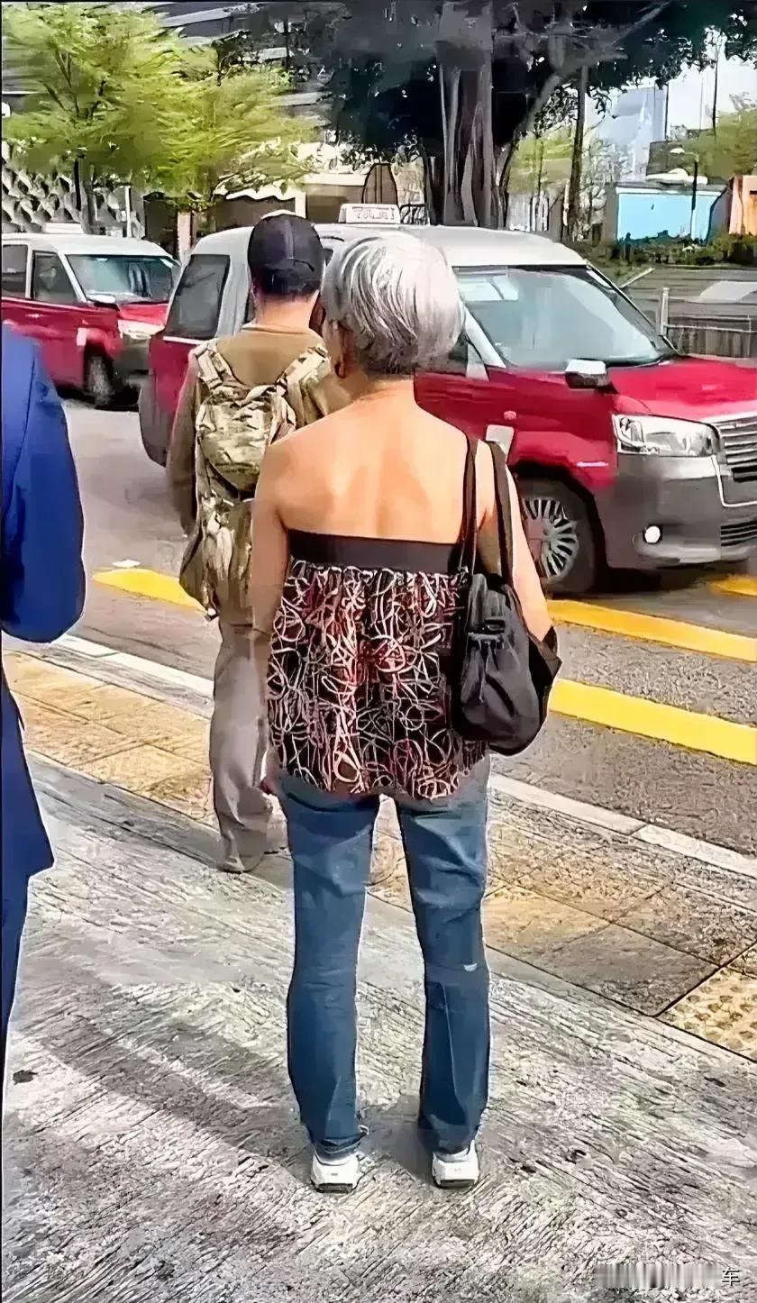 头发花白的老奶奶，都装扮的这么时尚清凉，你还说夏天没有来吗？那个奶奶的装扮绝对走