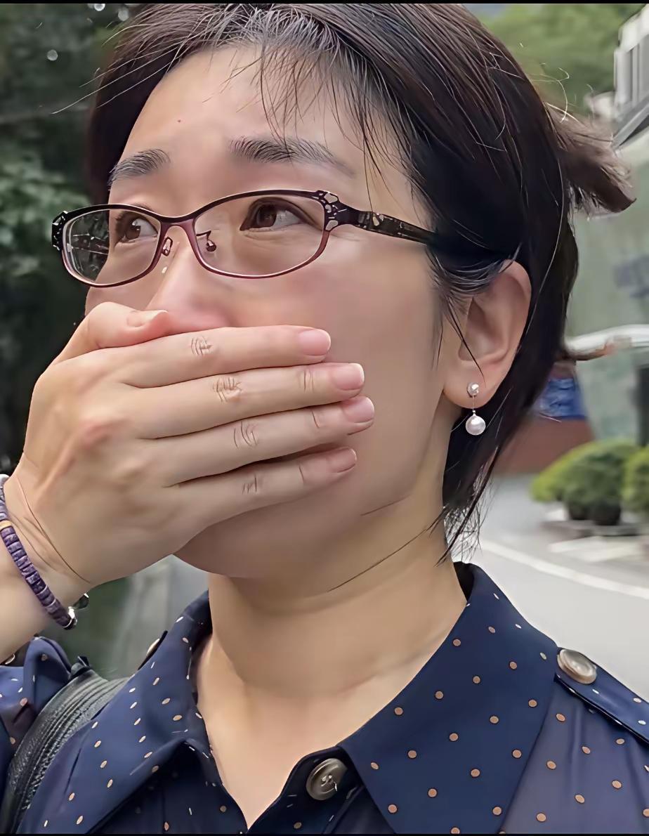 我国现行刑法规定，重婚罪是指有配偶而重婚，或者明知他人有配偶而与之结婚的行为，该