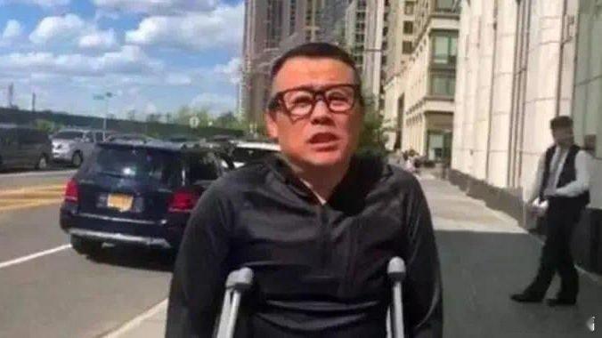 凤凰新闻【58岁周立波照片曝光，头发稀疏身体暴瘦，落得如此下场他后悔不？】编辑丨