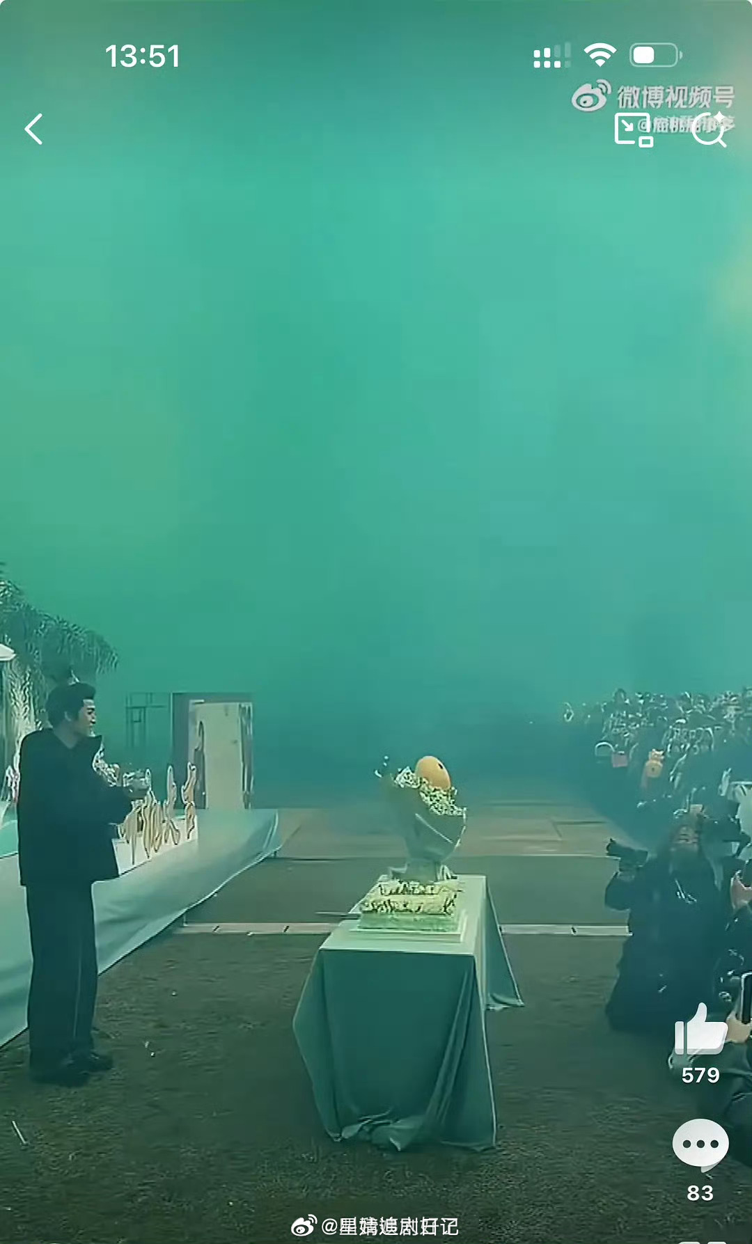 李昀锐新剧的开机应援彩烟，怎么效果会是这样的…？生化危机即视感了