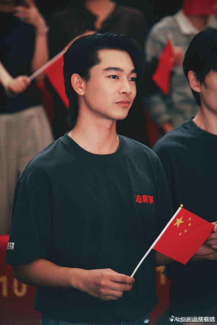 张宥浩现挂台词被陈凯歌保留了当胜利时刻来临，他望着飘扬的红旗，那句脱口而出的
