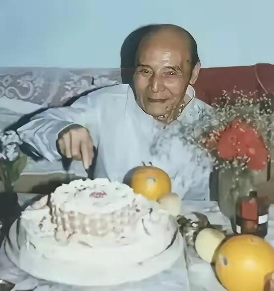 1954年秋的上海，胡均鹤攥着去北京开会的红头文件，指腹把纸角都磨毛了。临走老婆