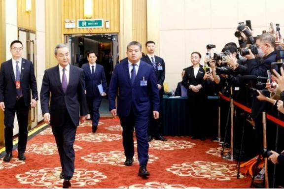 王外长刚定义完台湾，马英九就号召备战？真有其事！台湾现在还真在备战，马英九的暗独