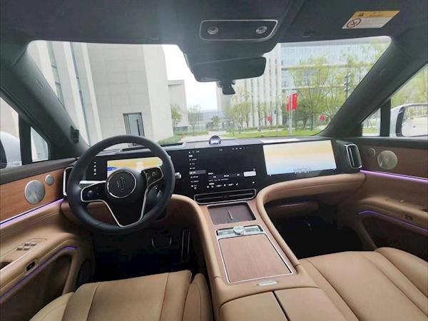 问界第三款SUV，也是旗舰定位的问界M9内饰中控图首次曝光。三联屏设计基本占据着