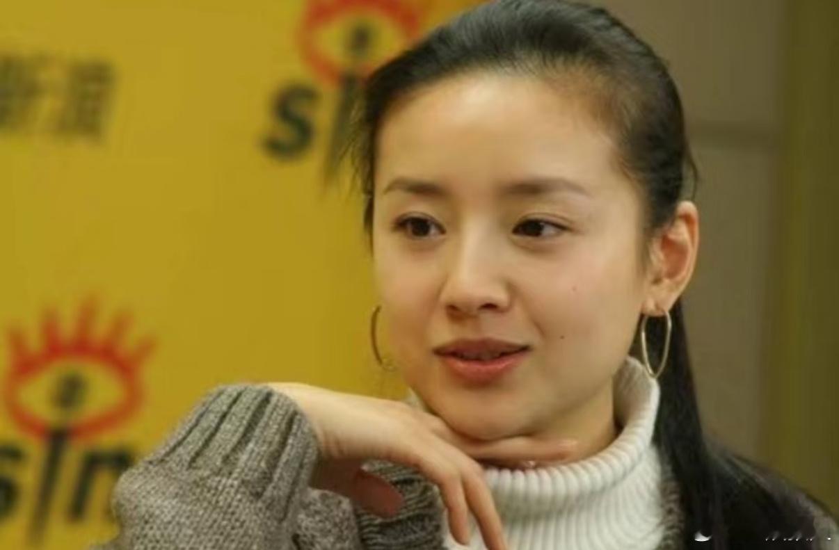 18年前惊艳到我的生图董洁 真正超自然的天然美女，连留海都多余。 ​​​