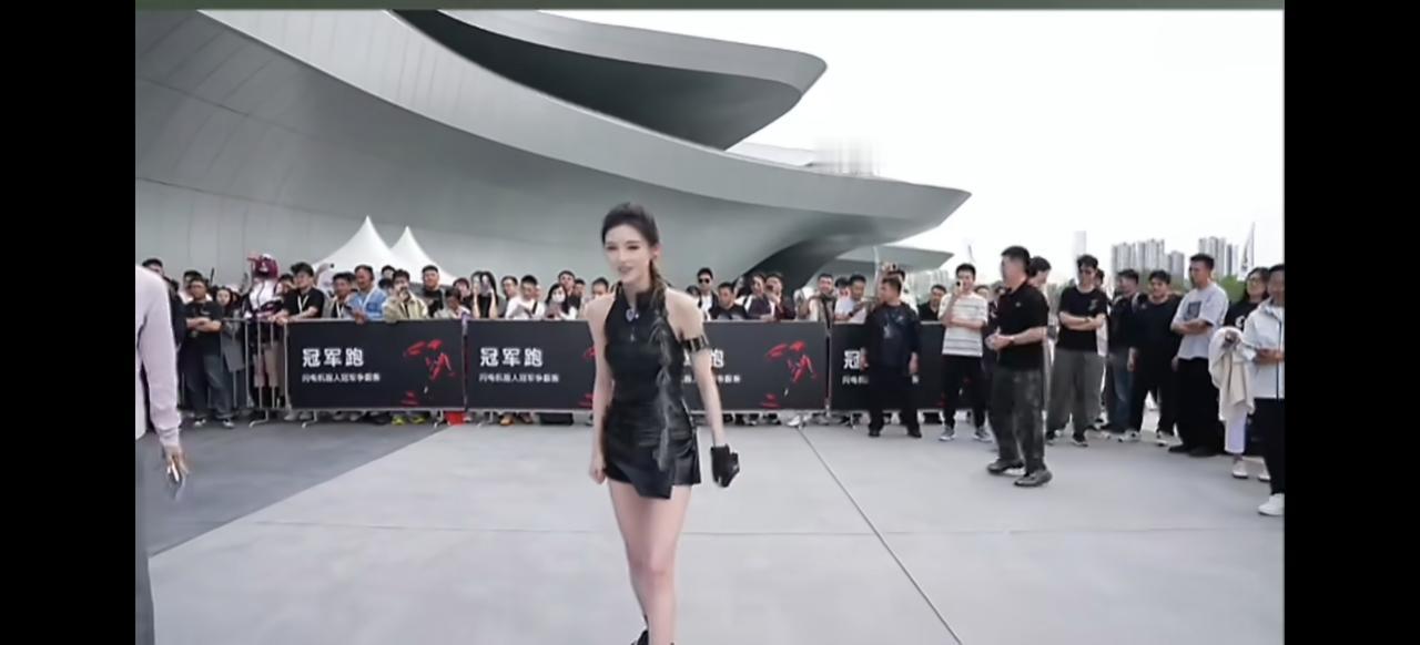 张予曦和荣耀闪电百米赛跑哈哈哈，张予曦好美，看得出来很努力了！起跑初期张予曦一度