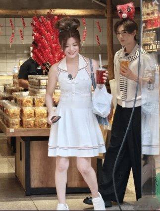 43岁陈妍希穿白裙戴熊箍，青春感拉满，但更抢眼的是她眼里的光 
